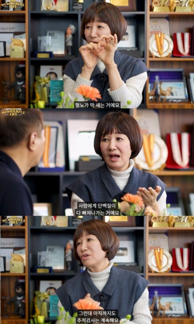 라디오의 상징이자 '싱글벙글쇼'의 안방마님으로 33년간 활약했던 방송인 김혜영이 죽음의 문턱까지 갔던 고통스러운 투병 시간을 털어놓았다./유튜브 채널 '송승환의 원더풀라이프'