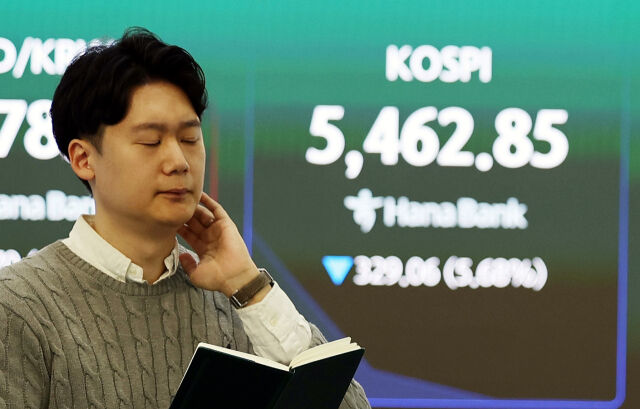 4일 오전 서울 중구 하나은행 딜링룸에서 딜러들이 업무를 하고 있다. 코스피는 전 거래일(5791.91)보다 199.32포인트(3.44%) 하락한 5592.59에 개장했으나 이날 오전 9시 6분 코스피 시장에선 매도 사이드카가 발동했다. 지난 3일 이어 이틀 연속 매도 사이드카가 발동됐다. 한국거래소는 이날 오전 9시 5분 유가증권시장에 매도사이드카가 발동됐다고 공시했다. 매도 사이드카는 프로그램매도를 5분간 정지해 변동성을 완화하는 조치다./뉴시스