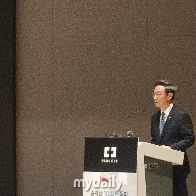 최영진 한화자산운용 부사장이 4일 여의도 한국거래소 컨퍼런스홀에서 PLUS ETF 순자산총액 10조원 돌파 기념 기자간담회에서 발표하고 있다./이보라 기자
