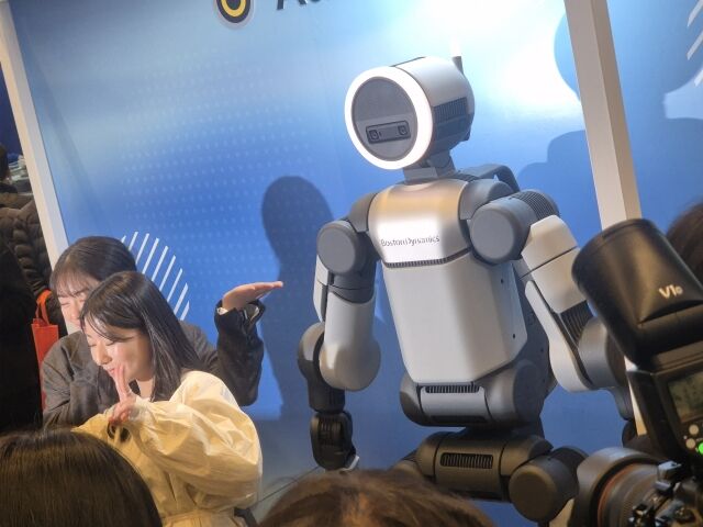 보스턴다이내믹스 휴머노이드 로봇 ‘아틀라스’ 양산형 모델이 국내에서 처음으로 일반 공개됐다. 비구동형 모델이었지만, 뜨거운 관심을 받으며 아틀라스와 함께 기념사진을 촬영하는 풍경이 그려지기도 했다. /윤진웅 기자