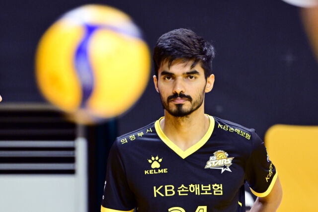 다부진 눈빛으로 훈련을 시작하는 KB손해보험 아밋 / 한국배구연맹(KOVO)