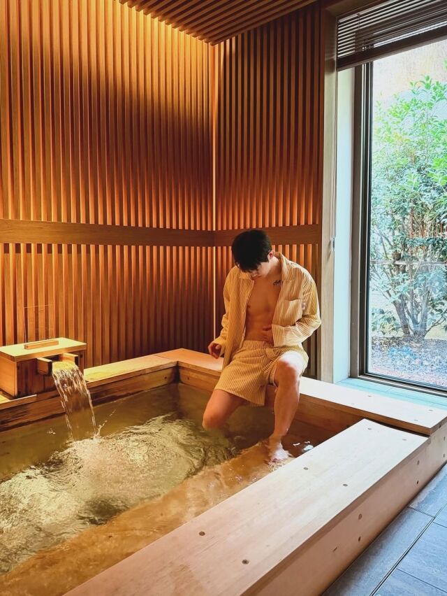 조권이 과감한 노출 사진으로 시선을 사로잡았다. / 조권 SNS