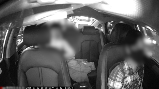 4일 방송되는 JTBC ‘한문철의 블랙박스 리뷰’에서 늦은 밤, 여성 기사가 운행 중인 택시 뒷좌석에서 상·하의를 모두 탈의하고 음란 행위를 저지른 30대 남성 승객의 만행을 고발한다. / JTBC '한문철의 블랙박스 리뷰'