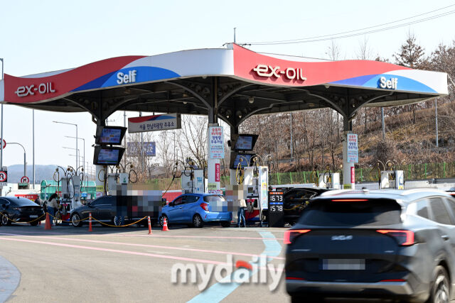 상대적으로 가격이 저렴한 서울 양재동 경부고속도로 만남의 광장 주유소에 차량들이 줄을 서고 있다.