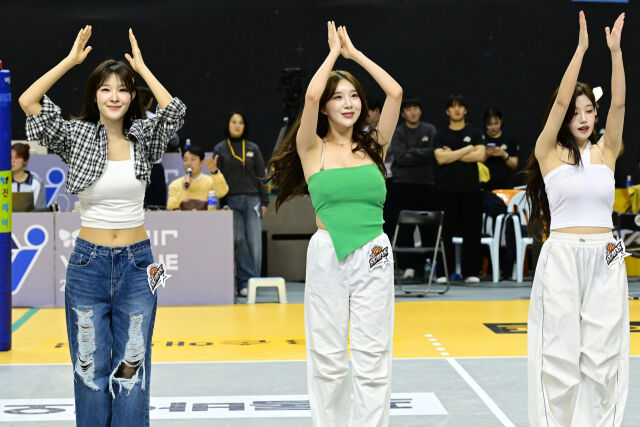김현영 치어리더(가운데)가 팬들에게 인사를 하고 있다. / 한국배구연맹(KOVO)