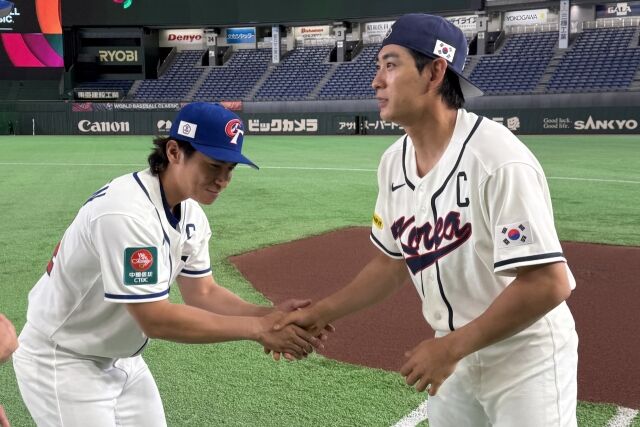 대만 주장 천제셴과 한국 주장 이정후가 인사를 나눴다. 그 뒤로 새로 깔린 도쿄돔 인조잔디가 보인다./KBO