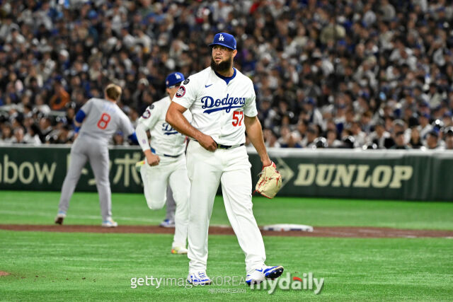 지난 2025 도쿄 시리즈 당시 도쿄돔의 내야 잔디. 확실히 숨이 죽어있는 것이 보인다./게티이미지코리아