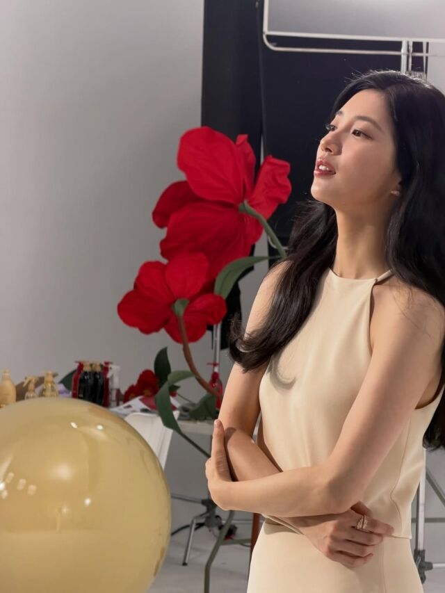 수지가 광고 촬영 현장에서 변함없는 미모를 자랑했다. / 수지 SNS