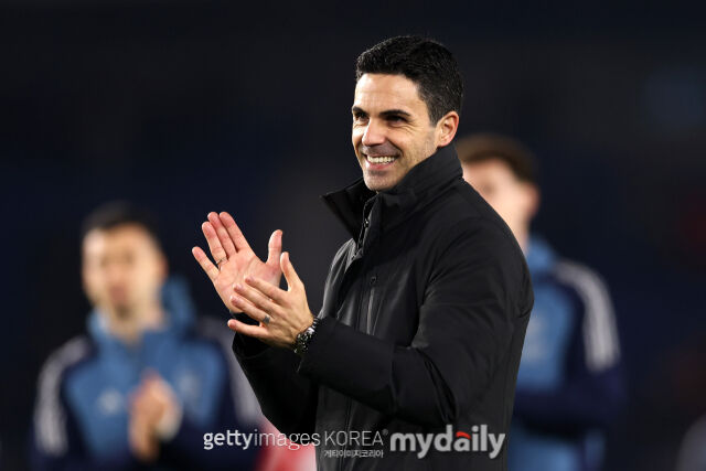아스널의 미켈 아르테타 감독이 5일 브라이턴과 경기에서 이긴 후 박수를 치고 있다. /게티이미지코리아