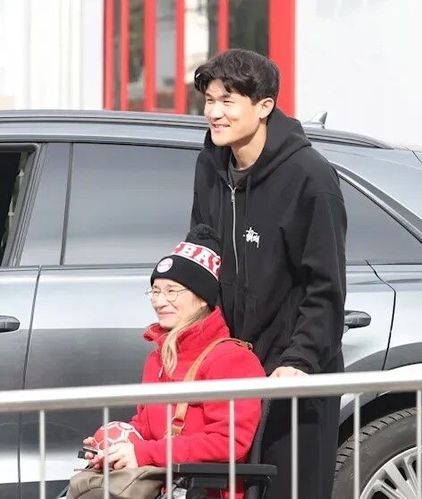 바이에른 뮌헨 팬과 함께 사진 찍는 김민재./빌트