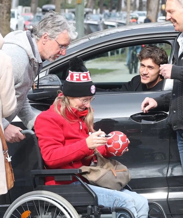 바이에른 뮌헨 팬이 선수들에게 사인을 받고 있다./빌트