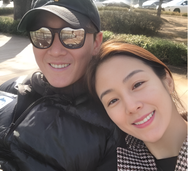 방송인 이휘재가 4년 만에 방송에 컴백한다. 아내 문정원과 함께 포즈를 취한 이휘재./문정원 소셜미디어