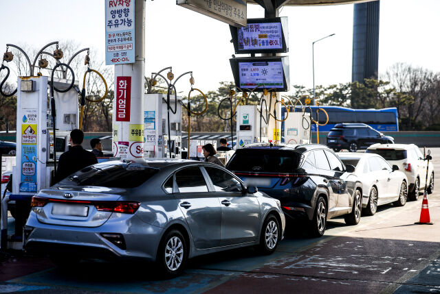 미국과 이란의 무력충돌 속에 이란이 호르무즈 해협을 봉쇄하면서 국제 유가가 급등하고 있는 가운데 지난 4일 서울시내 한 주유소를 찾은 시민들이 주유를 하고 있다. /뉴시스
