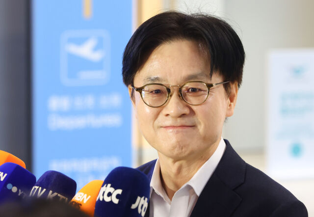 김정관 산업통상부 장관이 캐나다에서 열리는 LG에너지솔루션 배터리 공장 준공식 참석을 계기로 캐나다 초계 잠수함 프로젝트(CPSP) 사업 수주를 지원하기 위해 5일 오전 인천국제공항 2터미널을 통해 출국하며 취재진 질문에 답변하고 있다. /뉴시스