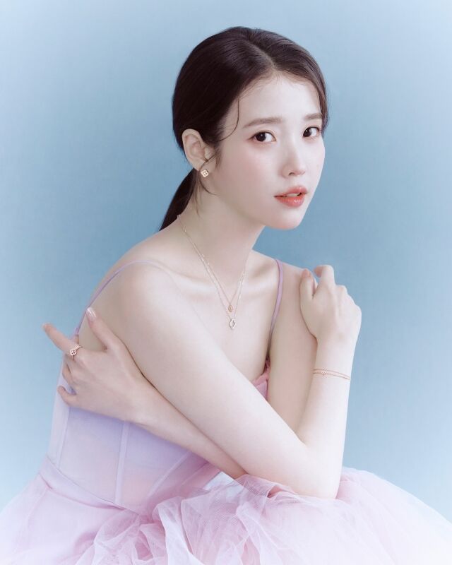 가수 겸 배우 아이유 화보 / 제이에스티나