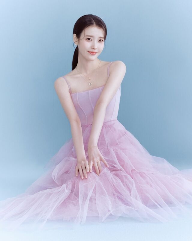 가수 겸 배우 아이유 화보 / 제이에스티나