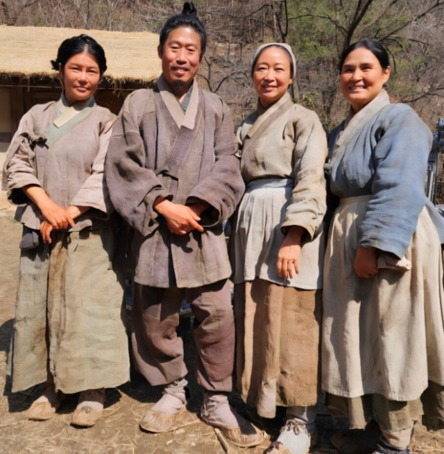 비운의 군주 단종의 시신을 거둔 실존 인물 엄흥도의 이야기를 다룬 이 작품에, 실제 그의 직계 후손인 배우가 출연한 사실이 확인됐다. 맨오른쪽이 배우 엄춘미./엄춘미