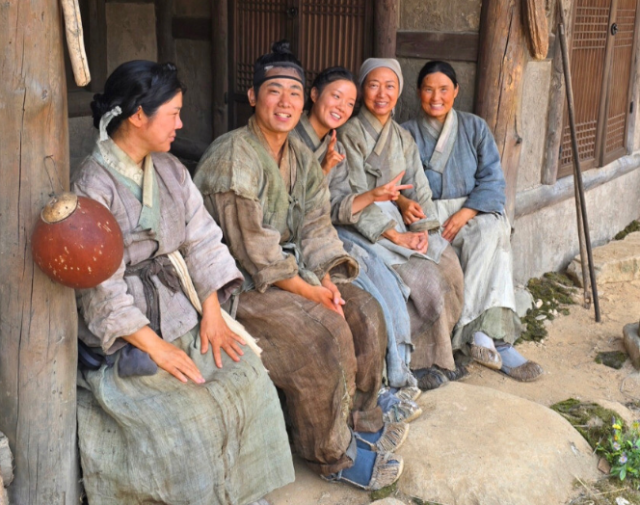 영화 '왕과 사는 남자'에 실존 인물 엄홍도의 직계 후손인 배우 엄춘미(맨 오른쪽)이 출연한 사실이 알려져 화제다./엄춘미