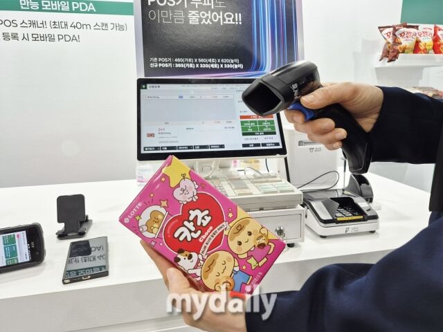 안드로이드 기반 클라우드 POS는 기존 포스보다 부피를 약 80% 줄였고 무선 스캐너로 매장 내 약 40m 범위에서 상품 스캔이 가능하다. /방금숙 기자