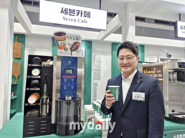 김흥식 세븐일레븐 상품본부 상품1부문장(상무)이 세븐카페 코너 앞에서 기념 촬영을 하고 있다. /방금숙 기자
