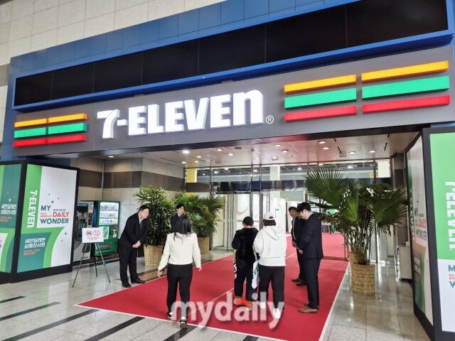서울 서초구 양재동 aT센터에서 열린 세븐일레븐 ‘2026 상품전시회’ 전시장 입구로 가맹점주들이 입장하고 있다. /방금숙 기자