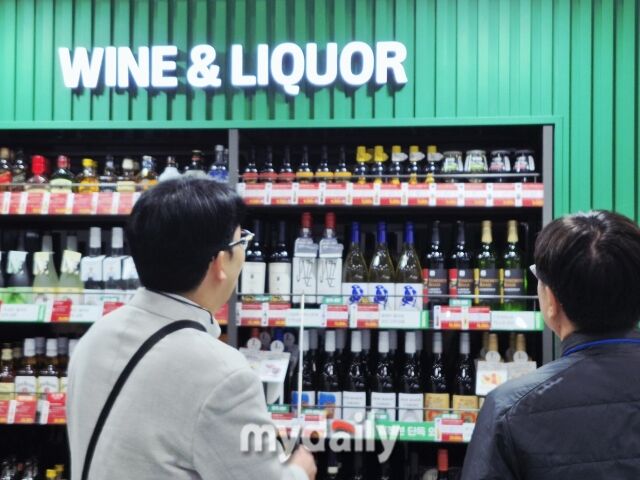 가맹점주가 주류 매대에서 상품기획자의 설명을 듣고 있다. /방금숙 기자