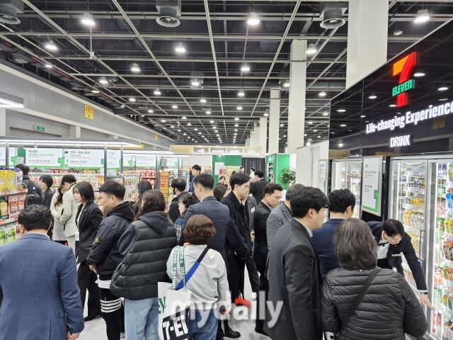 세븐일레븐 ‘2026 상품전시회’에서 가맹점주들이 올해 주력 제품과 신상품을 살펴보고 있다. /방금숙 기자