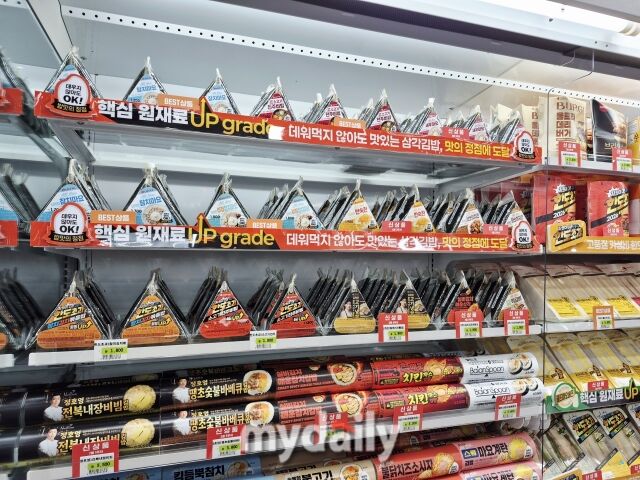 품질을 업그레이드한 삼각김밥 신제품이 전시장에 진열돼 있다. /방금숙 기자