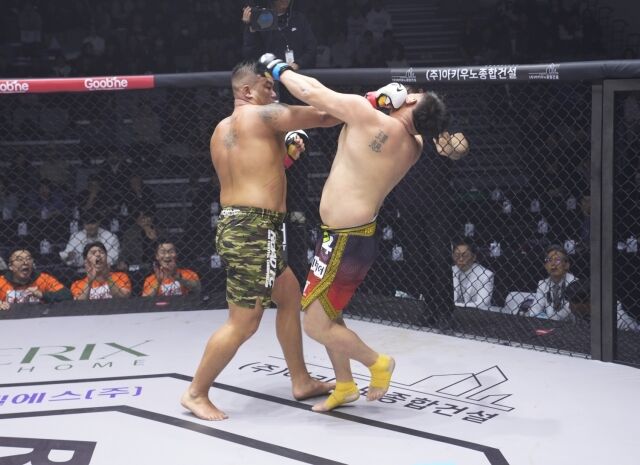 묵직한 펀치를 상대 안면에 적중하는 이호재(왼쪽). /로드 FC 제공