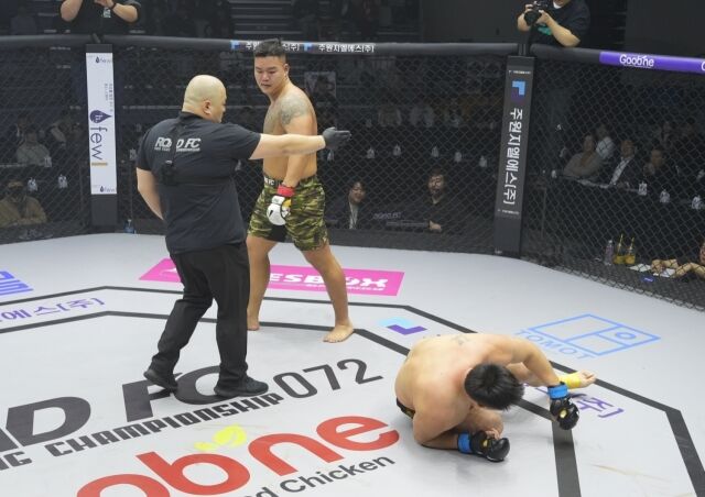 다운을 빼앗은 이호재(가운데). /로드 FC 제공