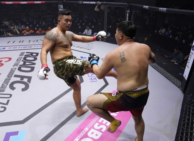 이호재(왼쪽)가 킥 공격을 하고 있다. /로드FC 제공