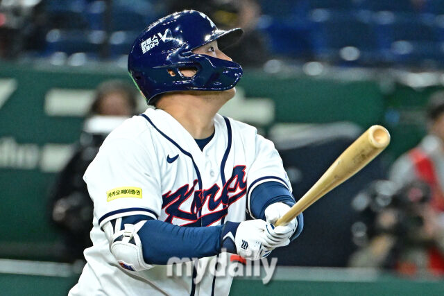 5일 일본 도쿄돔에서 열린 2026 월드 베이스볼 클래식(WBC) 조별리그 한국-체코 경기. 문보경이 1회말 1사 만루에 홈런을 친 후 바라보고 있다./도쿄(일본)=한혁승 기자