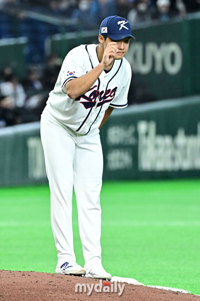 5일 일본 도쿄돔에서 열린 2026 월드 베이스볼 클래식(WBC) 조별리그 한국-체코 경기. 정우주가 5회초 첫타자 프레아다에게 사구를 던진 후 사과하고 있다./도쿄(일본)=한혁승 기자