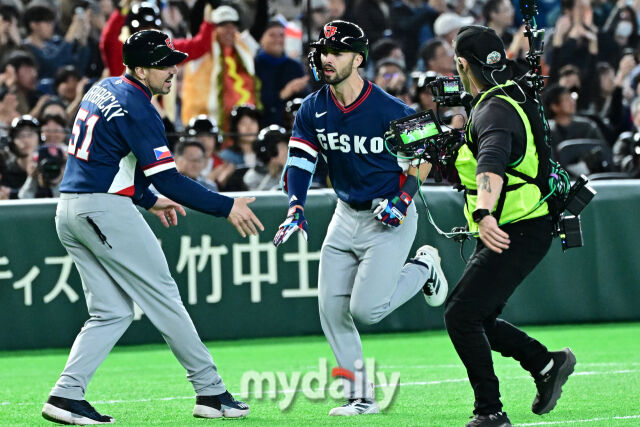 5일 일본 도쿄돔에서 열린 2026 월드 베이스볼 클래식(WBC) 조별리그 한국-체코 경기. 체코 바브라가 5회초 1사 1-2루에 한국 정우주에게 쓰리런을 친 후 기뻐하고 있다./도쿄(일본)=한혁승 기자