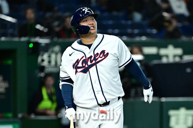 ▲ 고통을 느끼며 상대 투수를 바라보고 있다.