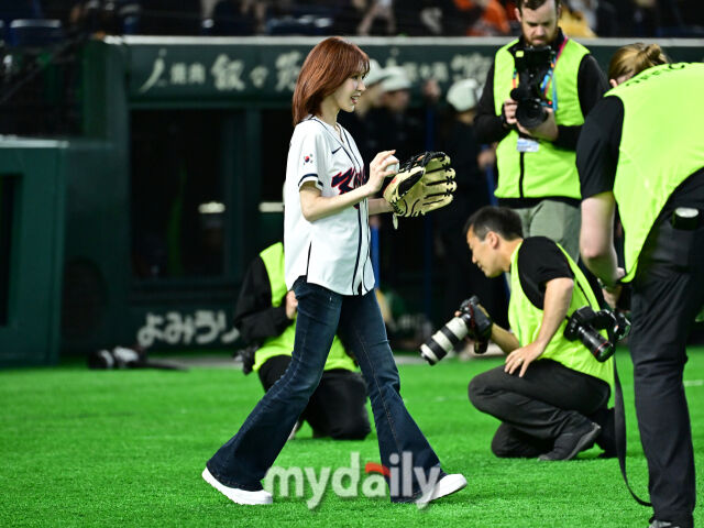 ▲ 웬디 솔로곡 'Sunkiss'가 도쿄돔에 울리자 등장하는 시구자 웬디.