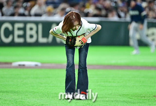 ▲ 허리인사로 K예절을 실천하는 웬디.