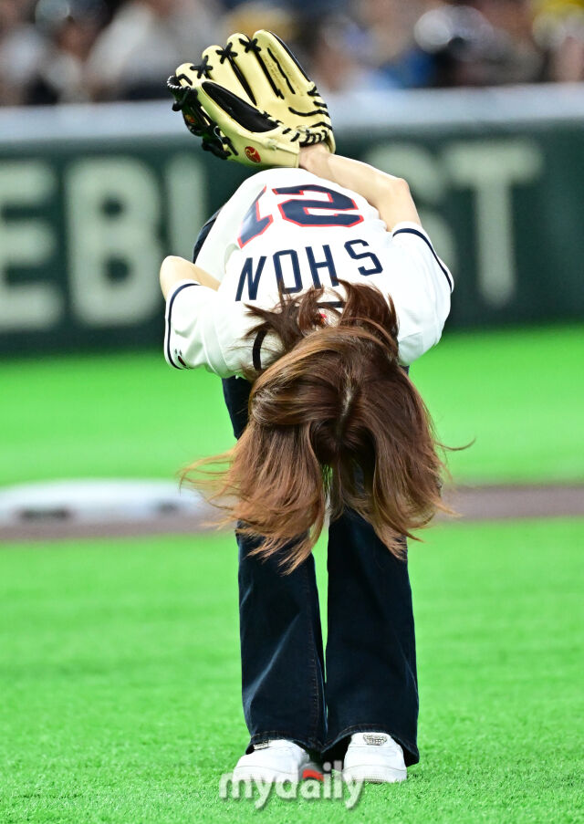 ▲ 완벽 시구에 기분이 좋아진 웬디. 좀 더 숙여지는 허리인사.