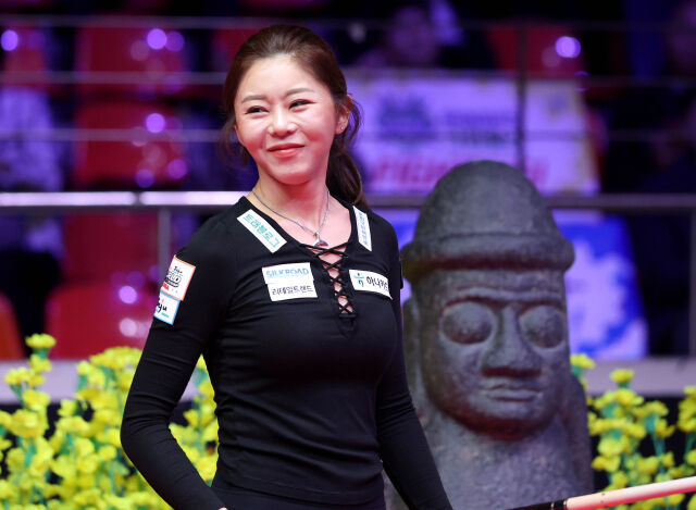 김가영이 지난 시즌 월드챔피언십 우승 후 미소짓고 있다./PBA