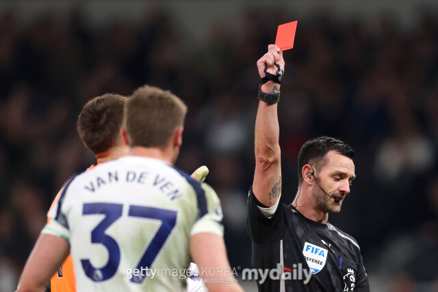 판 더 펜(왼쪽)이 퇴장 당하고 있다. /게티이미지코리아