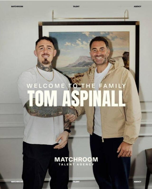 아스피날(왼쪽)이 헌과 계약을 맺은 후 악수를 하고 있다. /헌 SNS 캡처