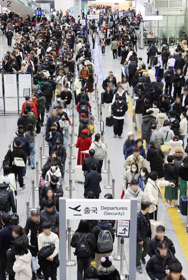 지난달 13일 설 연휴 앞두고 해외여행객 몰린 김해국제공항 /뉴시스