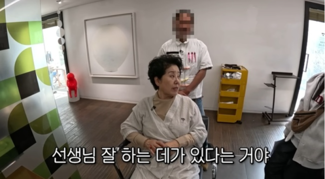 지난 4일 유튜브 채널 '순풍 선우용여'에는 서울 강남 소재의 단골 미용실을 방문해 스타일을 관리하는 선우용여의 모습이 담긴 영상이 게재됐다. /유튜브 채널 '순풍 선우용여'