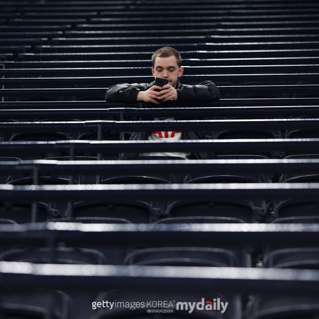 텅 빈 관중석에 홀로 남은 토트넘 홋스퍼 팬./게티이미지코리아