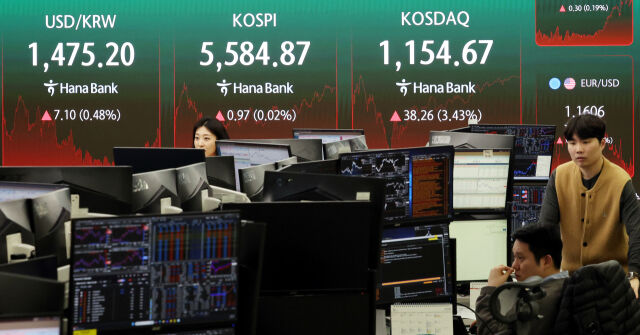 6일 오후 서울 중구 하나은행 딜링룸에서 딜러들이 업무를 하고 있다. 코스피는 전 거래일(5583.90)보다 0.97포인트(0.02%) 오른 5584.87에 마감했고 코스닥 지수는 전 거래일(1116.41)보다 38.26포인트(3.43%) 상승한 1154.67에 거래를 마쳤다. 서울 외환시장에서 원·달러 환율은 전 거래일(1468.1)보다 8.3원 오른 1476.4원에 주간 거래를 마감했다. /뉴시스