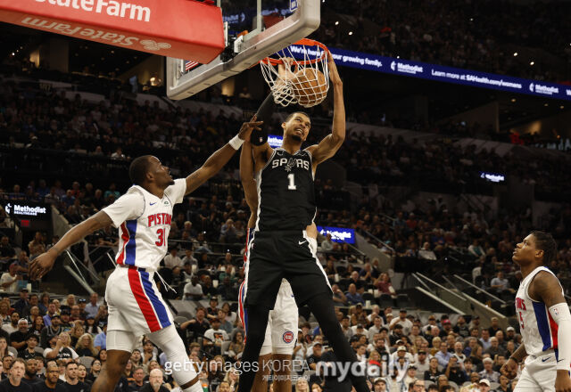 덩크를 터뜨리는 웸반야만(가운데). /게티이미지코리아