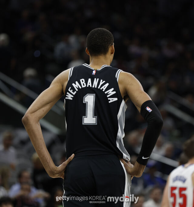 코트를 바라보는 웸반야마. /게티이미지코리아