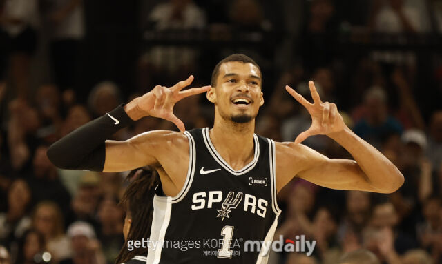 웸반야마가 6일 디트로이트와 경기에서 3점포를 터뜨린 뒤 세리머니하고 있다. /게티이미지코리아