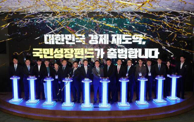 박상진(왼쪽 일곱번째부터) 산업은행 회장, 이억원 금융위원장, 박현주 미래에셋 회장, 서정진 셀트리온 회장 등이 지난해 12월 11일 서울 영등포구 산업은행에서 열린 국민성장펀드 출범식에서 기념 세리머니를 하고 있다. /뉴시스