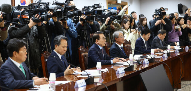 지난해 12월 진행한 이찬진 금융감독원장과 금융지주회장 간담회 모습. 사진 왼쪽부터 황병우 iM금융 회장, 진옥동 신한금융 회장, 조용병 은행연합회장, 임종룡 우리금융 회장, 빈대인 BNK금융 회장, 김기홍 JB금융 회장 /뉴시스